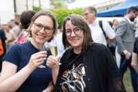Prof. Dr. Marita Friesen und Dr. Nicole Aeschbach prosten der Kamera zu.