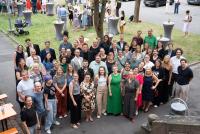 Gruppenfoto mit aktuellen und ehemaligen Mitarbeitenden der HSE im grünen Innenhof der PH Heidelberg