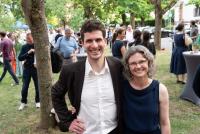 Die Geschäftsführung der HSE: Dr. Sebastian Mahner und Dr. Christiane Wienand im grünen Innenhof der PH Heidelberg