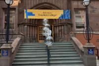 Treppen führen zum Eingang des Teachers College, darüber ein Banner mit dem Audruck "WELCOME TO TEACHERS COLLEGE"
