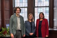 Prof. Dr. Michael Haus, KerryAnn O'Meara und Prof. Dr. Frauke Melchior stehen in einem repräsentativen Raum des Teachers College vor einem großen Fenster.
