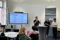 Teilnehmende des Zukunftsforums sitzen an Tischen gruppiert im KOnferenzraum der HSE. Am Smartboard stehen Dr. Dennis Dietz, Dr. Lina Pranaityte und Dr. Daniel Vetter. Auf dem Screen eine Folie zu Future Literacies aus fächerübergreifender/normativer/transdisziplinärer Perspektive.