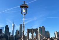 Brooklyn Bridge, New York, bei blauem Himmel. Im Hintergrund die Skyline von Manhattan.