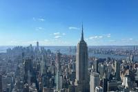 Blick auf die Skyline von New York mit Empire State Building bei blauem Himmel