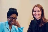 Das Bild zeigt Dr. Portia Williams, Vice Provost des Teachers College der Columbia University, an einem Tisch mit Prof. Dr. Silke Hertel, Prorektorin für Studium und Lehre der Universität Heidelberg und Geschäftsführende Direktorin der HSE seitens der Universität.