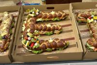 Belegte Riesenbrezel in Form der Buchstaben M ED