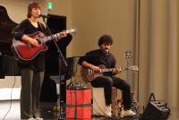 Marie Külz (Gitarre) und Karim Drozd (Bass) bei ihrer Interpretation des Fleetwood-Mac-Klassikers „Dreams“ auf der Bühne der Neuen Aula.