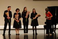 Das Team des HSE-Prüfungsamts nimmt von Dr. Christiane Wienand Blumen zum Dank entgegen.