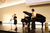 Sängerin Pia Weigang mit Thandi Lees (Percussion) und Ruben Trunzer (Bass) bei ihrem Aufritt. Im Hintergrund der Flügel. 