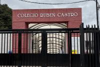 Blick auf das Tor zum Colegio Ruben Castro, das durch ein Metallgitter abgezäunt ist.