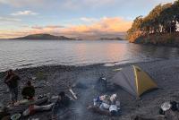 Junge Menschen beim Campen in einer Bucht in Araukanien.