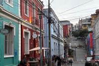 Straße mit Kopfsteinpflaster und bunten Häusern in Valparaìso