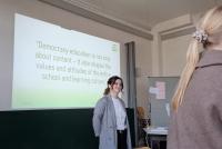 Marieke Onnasch und Birte Böhmer bei ihrem Vortrag zur Ernst-Reuter-Schule. Auf der Leinwand der Satz: Democracy education is not only about content. It shapes the values and attitudes of the entire school and learning culture."