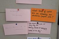 Eine Pinnwand mit beschrifteten bunten Karten zur Ernst-Reuter-Schule