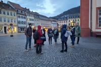Teilnehmende der Staff Week in der Abenddämmerung auf dem Uniplatz