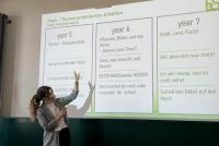 Birte Böhmer stellt das Konzept des themenorientierten Arbeitens (TheA) an der Ernst-Reuter-Schule vor.