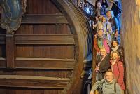 Die Teilnehmenden der Staff Week auf der Treppe neben dem Großen Fass im Heidelberger Schloss