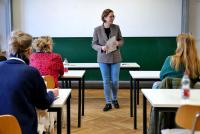 Prof. Dr. Marita Friesen, die Geschäftsführende Direktorin der HSE seitens der PH Heidelberg, begrüßt die Teilnehmenden in einem Seminarraum.