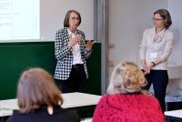 Henrike Schön, die Leiterin des Akademischen Auslandsamtes der PH Heidelberg, und Dr. Christiane Wienand, Geschäftsführerin der HSE seitens der Universität, am Eröffnungstag der Staff Week in einem Seminarraum.