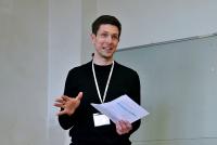 Dr. Sebastian Mahner, Geschäftsführer der HSE seitens der PH Heidelberg, bei einem Vortrag. In der Hand hält er einen Ausdruck.