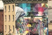 Gebäude in New York mit Mural, das Mutter Theresa und Mahatma Gandhi zeigt.