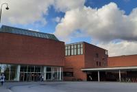 Das Bild zeigt das moderne rote Backsteingebäude der Universität Jyväskylä.