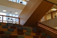 Breite Holztreppe der Universität Jyväskylä mit Sitzgelegenheiten