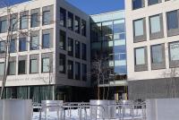 Moderne, graue Gebäude der Universität Jyväskylä; im Vordergrund großer Fahrradstellplatz.