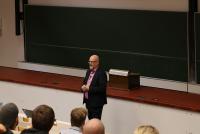 Alexander Mittag vom Zentrum für Schulqualität und Lehrkräftebildung stellt den Bildungsplan zum neuen Pflichtfach "Informatik und Medienbildung" vor.