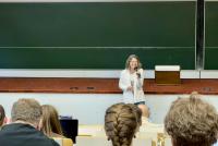 Dr. Christiane Wienand heißt die Teilnehmenden im Namen der Universität Heidelberg willkommen.